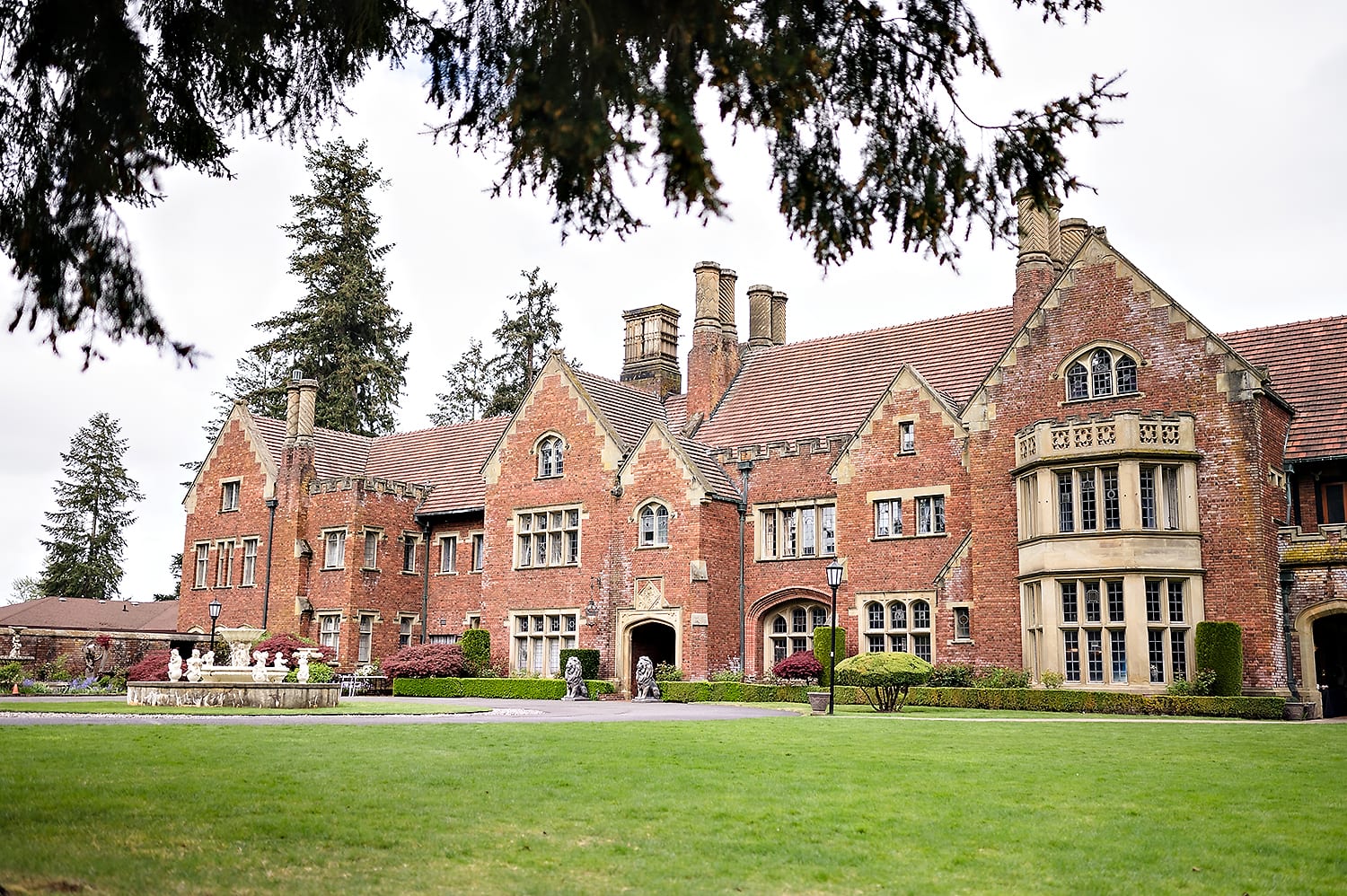 exterior view of the historical wedding venue castle in lakewood washington
